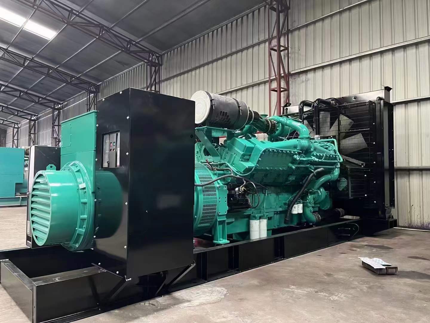 华亭如何降低 800kW 柴油发电机输出电流的波动？