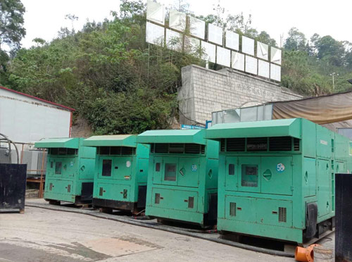 华亭先进的应急发电机系统中智能监测和控制系统如何确保电压稳定？