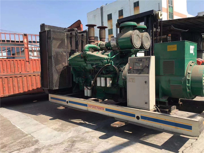 华亭如何判断柴油发电机组的机油温度是否达到了合适的预热温度？